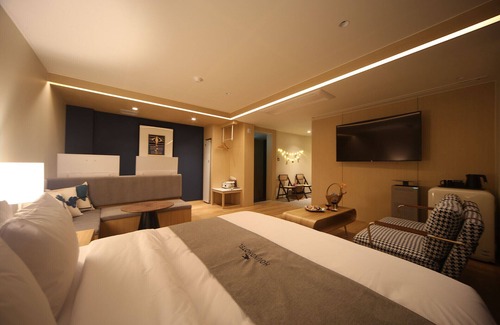 Dongnae District Hotel | Hound Hotel Sajik Minam Station