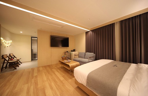 Dongnae District Hotel | Hound Hotel Sajik Minam Station