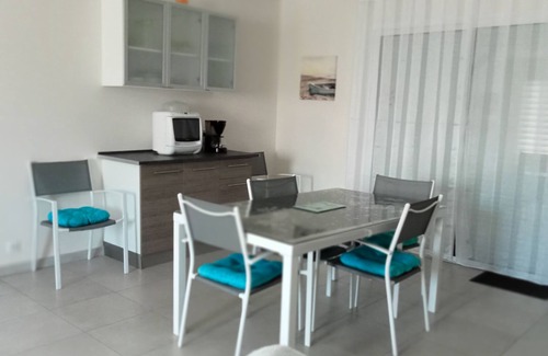 Angles House | HOUSE 2 bedrooms + 1 bed living room close to shops 7 km beaches