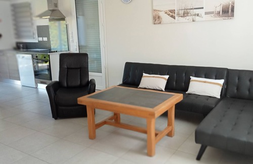 Angles House | HOUSE 2 bedrooms + 1 bed living room close to shops 7 km beaches