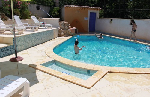 Mormoiron House | House, 2 bedrooms 4/5 pers. Residents swimming pool. Private parking.