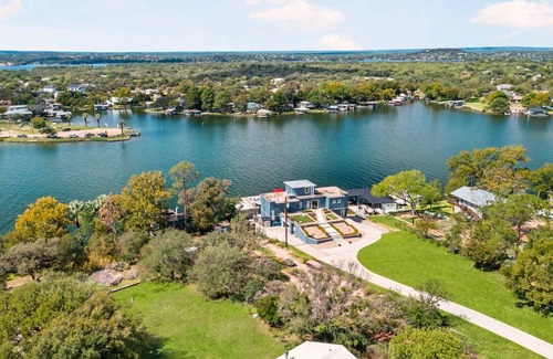 Granite Shoals House | House ∙ 4 bedrooms ∙ 12 guests