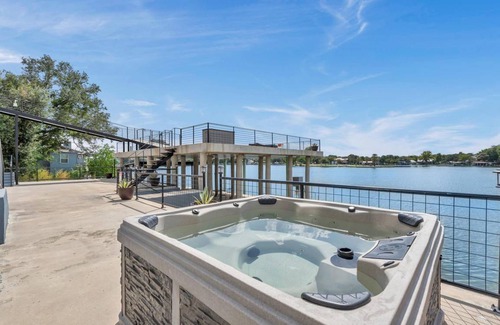 Granite Shoals House | House ∙ 4 bedrooms ∙ 12 guests