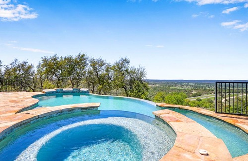 Johnson City House | House ∙ 4 bedrooms ∙ 15 guests