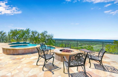 Johnson City House | House ∙ 4 bedrooms ∙ 15 guests