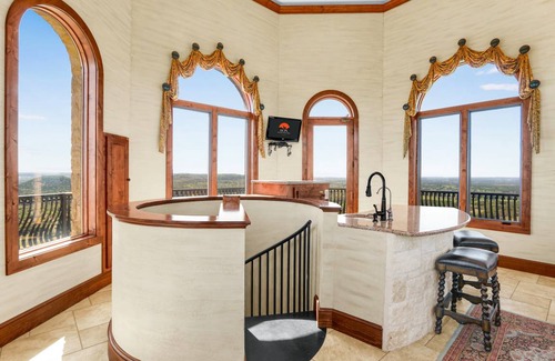 Johnson City House | House ∙ 4 bedrooms ∙ 15 guests