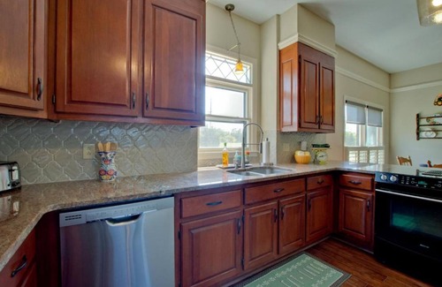 Madison House | House 5 Bedroom-5 king beds/4.5 Baths, PET FRIENDLY, POOL During Summer*