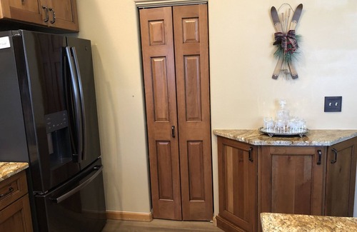 Three Peaks House | House 5 bedrooms, private hot tub, near ski areas, fire pit, views, max comfort!