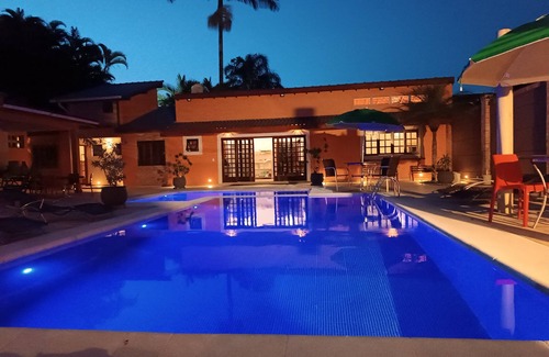 Balneario Mogiano House | House 7 SUITES w/air 150 m from the beach - Cond. closed - Lit. N./SP