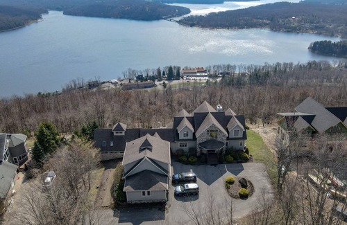 Mountainside House | House ∙ 8 bedrooms ∙ 24 guests