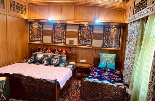 Dal Lake Boat Rental | House Boat New Lucifer