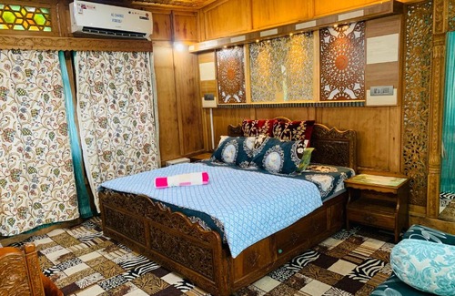 Dal Lake Boat Rental | House Boat New Lucifer