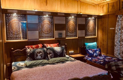 Dal Lake Boat Rental | House Boat New Lucifer