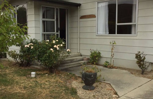 Clyde House | House - Clyde Getaway - 5 Minute walk to Clyde Township