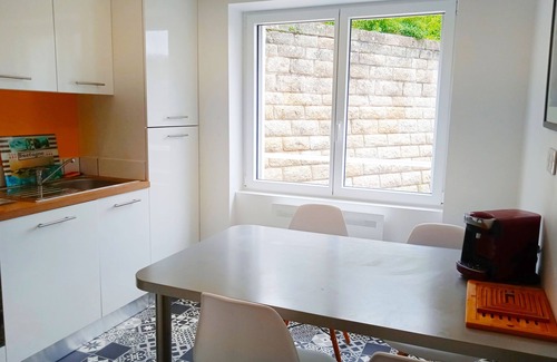 Pont-Aven House | House in the heart of town with courtyard and garage