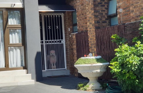 Moreleta Park House | House Mulberry Guesthouse