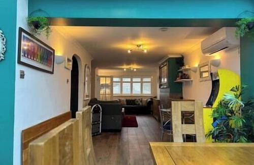 Shoreham-by-Sea House | House near the Beach with Hot tub, Sauna & Parking