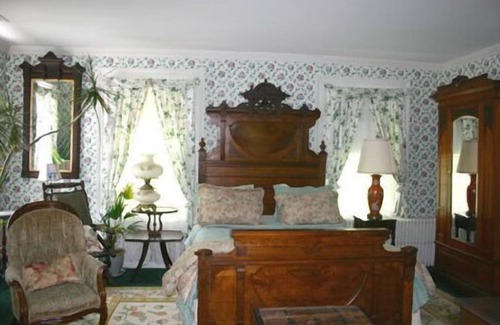 Mystic Bed & Breakfast | House of 1833 Bed & Breakfast & Gardens
