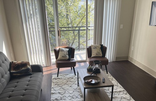 Dallas Design District Apartment | ⭐️ House of J&K: 2 bedroom APT. with pool-view