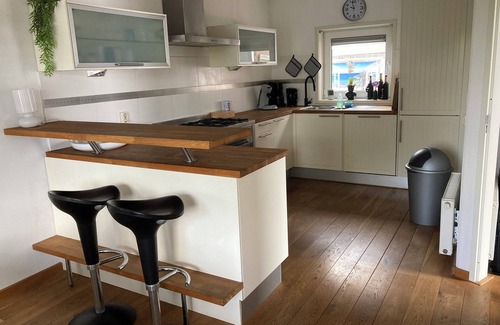 Opperdoes House | House Olly lovely waterfront home. Fenced yard safe for child/animal.