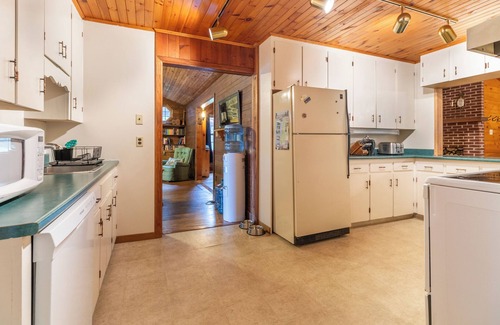 Kemptville House | House on lake w/Hot Tub & Sauna