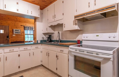 Kemptville House | House on lake w/Hot Tub & Sauna