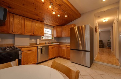 Highland Falls House | House on the Babbling Brook- Quiet 2BR + King Bed!
