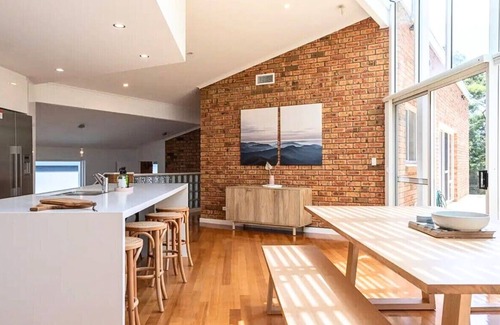 Howrah House | "House on the Hillside" with City Views Sleeps 12.