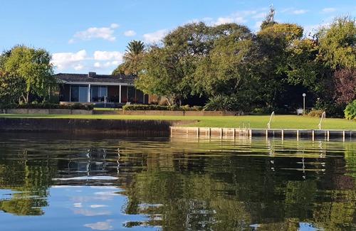 Yarrawonga House | House overlooking Lake with private jetty, 2 min walk to Yarrawonga main street
