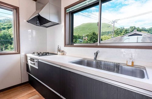 Yawatano House | House overlooking the Izu sea and Mt Omuro/Ito Shizuoka