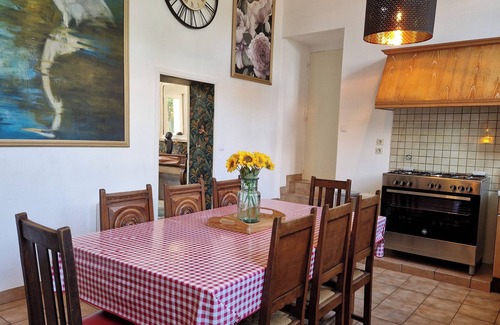 Langoelan House | House - Sleeps 10 - Garden - Pets Ok - Games Room