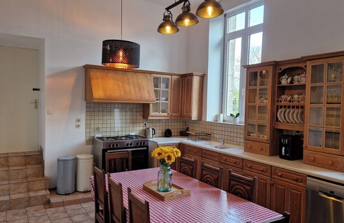 Langoelan House | House - Sleeps 10 - Garden - Pets Ok - Games Room