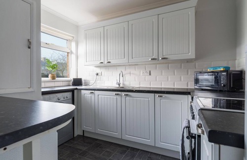 Ashington House | House - Sleeps 4 - Pet friendly - Garden - Parking