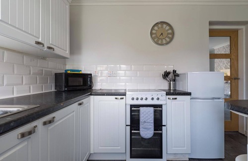 Ashington House | House - Sleeps 4 - Pet friendly - Garden - Parking