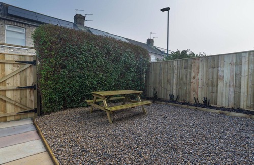 Ashington House | House - Sleeps 4 - Pet friendly - Garden - Parking