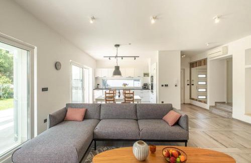 Vintijan House | House Sparrow