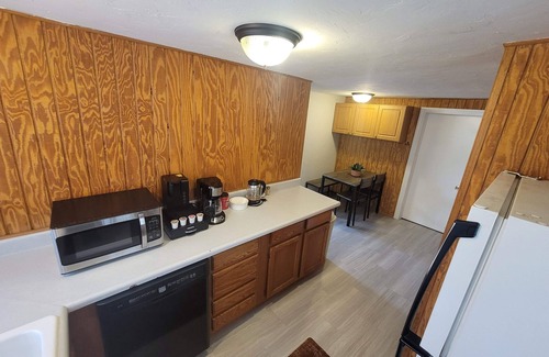 Lincoln House | House To Yourself! Parking, WIFI, Pets allowed!