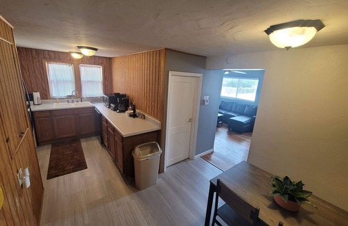 Lincoln House | House To Yourself! Parking, WIFI, Pets allowed!