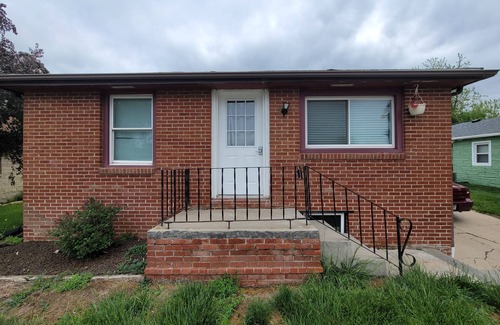 Lincoln House | House To Yourself! Parking, WIFI, Pets allowed!