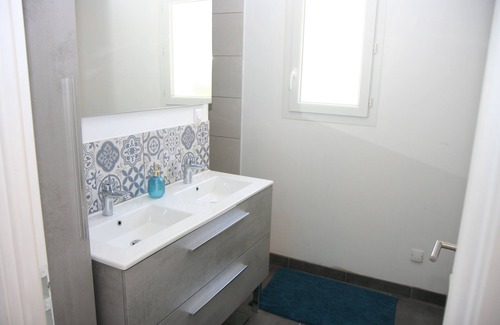 Jonquerettes House | House with garden in Provencal village 20 min from Avignon