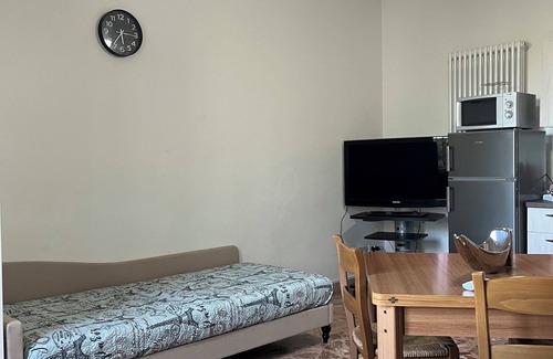 Medicina Apartment | House with 5 beds with a small studio apartment attached with another 2 beds