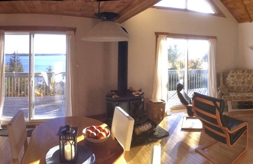 Walkerville House | House with a bright, breathtaking view by a private beach and wharf