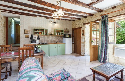 Saint-Leon-sur-Vezere Ski Chalet | House with a large garden surrounded by nature