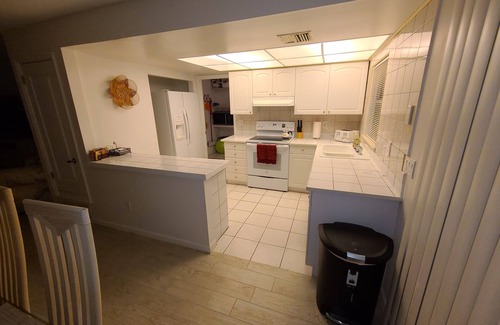 Port Charlotte House | House with a heated pool