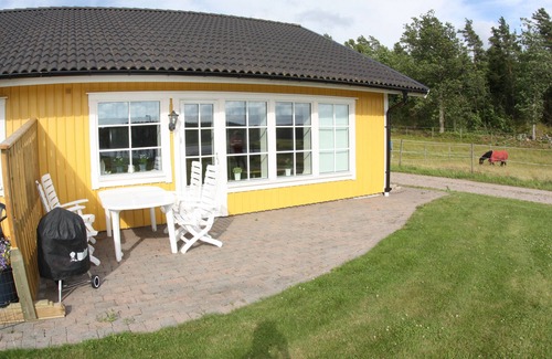 Lilla Edet O House | House with beautiful lake wive, boat can be rented.