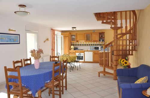 Lannilis House | House with garden, close to the sea.