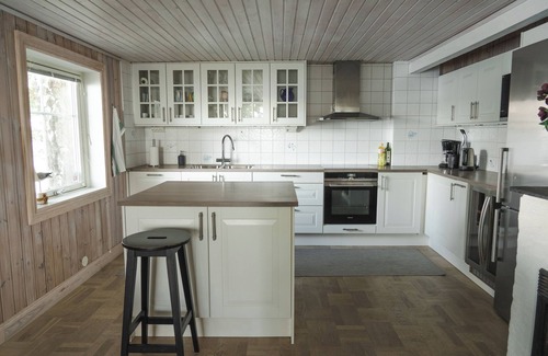 Gashaga Cottage | House with hot tub on the beach near Stockholm
