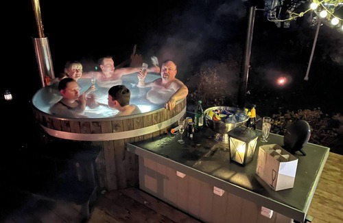 Brokind House | House with hot tub sauna 300 meters to lake Boat included