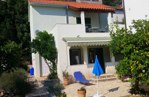 Brist House | House With Private Garden With Grill And Sea Views, Near the Beach