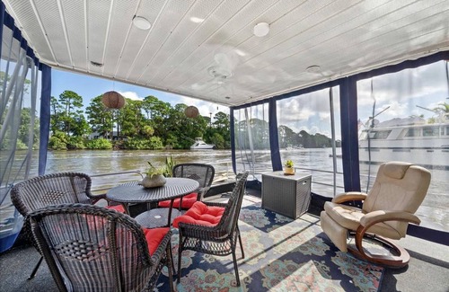 Merritt Island Boat Rental | Houseboat ∙ 1 bedroom ∙ 4 guests
